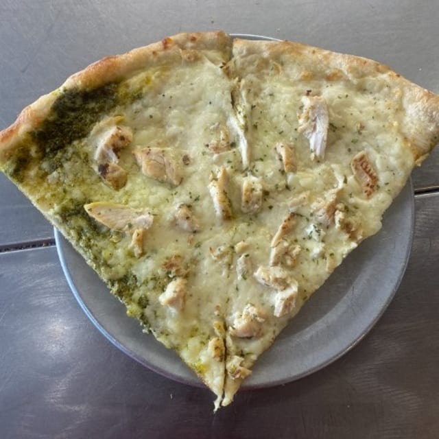 Chicken Alfredo Pizza (Medium 15'' (6 Slices)).